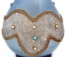 Kék szakított üveg váza, fém rátéttel, díszítésekkel. Kopásokkal, rozsdával, hiányzó részekkel, folt...