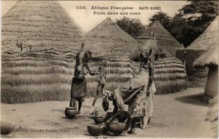 Haute-Guinée, Puits dans une cour / African folklore, village life