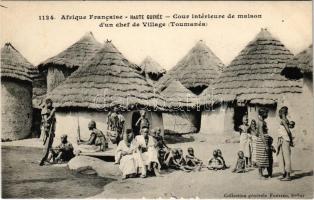 Toumanéa, Cour intérieure de maison dun chef de Village /  the village chiefs house and courtyard, African folklore