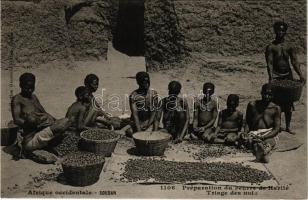 Préparation du beurre de Karité. Triage des noix / natives making shea butter, sorting of nuts