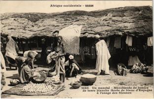 French Soudan, Un marché. Marchande de boules de terre blanche (Sorte de blanc dEspagne á lusage des fileuses) / market, African folklore