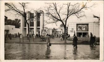 1941 Budapest, Nemzetközi Vásár, szovjet, német és olasz pavilonok, Kék Hold Völgye filmplakát