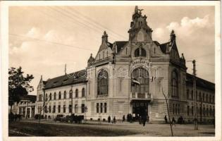 Nagyszalonta, Salonta; Városháza magyar zászlóval / town hall with Hungarian flag