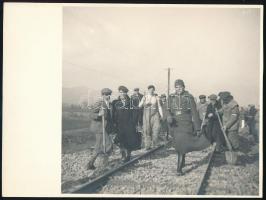 1938 Felvidéki, nemzetiszín karszalagos önkéntesek segítenek a vasútvonal helyreállításában, megerősítésében Drégelynél, hátoldalán feliratozott kortörténeti fotó szép állapotban, 17,5×23,5 cm