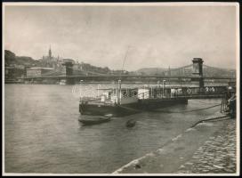 cca 1930 A budapesti Duna-part a Lánchíddal és a Várnegyeddel, fotó, jó állapotban, 12,5×17 cm