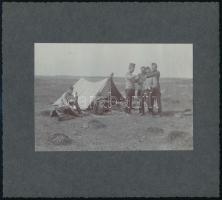cca 1905 Katonák pihennek a felállított sátor mellett gyakorlatozás közben, kartonra ragasztott fotó, 9×13,5 cm