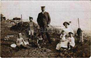 1913 Crikvenica, Cirkvenica; család a strandon / family on the beach. photo (EB)