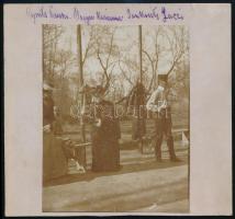 cca 1900 Nemesi családok (Jankovich, Vojnits) tagjai a teniszpálya mellett, kartonra ragasztott, feliratozott fotó, 12×9 cm