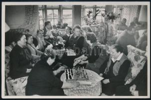 Sakkozó hölgyek. Tiszavölgyi József (1909-?) pecséttel jelzett fotója 10x15 cm