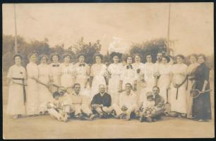 1912 A vívóklub tenisztársasága, hátoldalon feliratozott fotó, 9×14 cm
