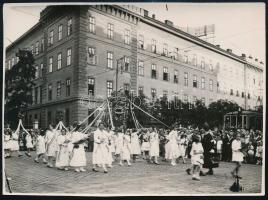1938 A Budapesti Nemzetközi Eucharisztikus Kongresszus idején tartott felvonulás, Magyarországot képviselő nemzetiszín szalagos leányok csoportjával, a háttérben a 4-es villamos, eredeti fotó, 8×11 cm