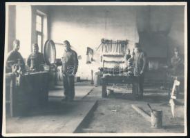 1914 Katonai műhely Eperjesen (Felvidék), hátoldalon feliratozott fotó, 8×11 cm