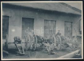 1914 Ágyújavító részleg Eperjesen (Felvidék), hátoldalon feliratozott fotó, 8×11 cm