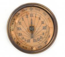 Régi stílusú napórás iránytű, csavaros fém dobozban, jó állapotban, d: 6 cm