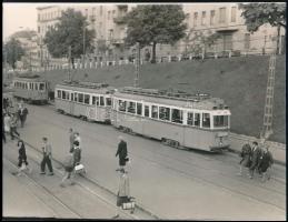 cca 1960 Budapest, a 61-es villamos végállomása a Moszkva téren, fotó, 16×21,5 cm