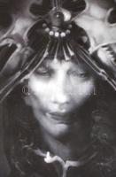 Szász Endre (1926-2003): Női arckép. Ofszetnyomat, papír, jelzett a nyomaton és Szász Endre sajátkez...