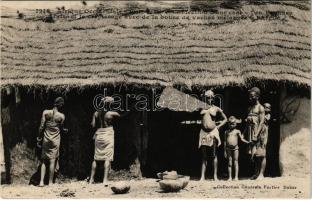 Haute-Guinée, Confection dune case - Les Femmes faisant le crépissage avec de la bouse de vaches mélangée á lArgile / making a hut