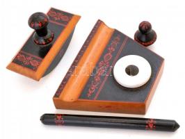 Iparművészeti Vállalatos, népies mintájú fa-porcelán tintatartó és fa tolltest és tapper, zsűrizett,...