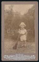 cca 1910 Kisfiú puskával, keményhátú fotó, 10,5×6,5 cm