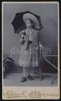 cca 1910 Fiatal lány műtermi portréja, keményhátú fotó Niklay munkácsi műterméből, 10,5×6 cm