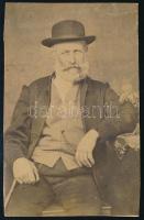 cca 1880 Nyárády Dániel, hátoldalon feliratozott fotó, körbevágva, törésnyommal, 10,5×6,5 cm
