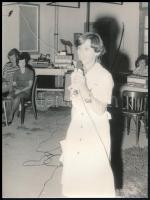 6 db fotó énekesekről, színésznőről,közte Aradszky László, Nicole Courcel, 9,5x6,5 és 24x18 cm közöt...