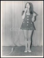 6 db fotó énekesekről, színésznőről,közte Aradszky László, Nicole Courcel, 9,5x6,5 és 24x18 cm közöt...