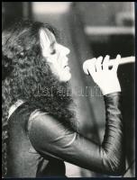 6 db fotó énekesekről, színésznőről,közte Aradszky László, Nicole Courcel, 9,5x6,5 és 24x18 cm közöt...