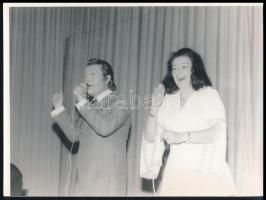 6 db fotó énekesekről, színésznőről,közte Aradszky László, Nicole Courcel, 9,5x6,5 és 24x18 cm közöt...