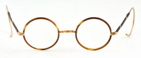 Régi rugós szárú szemüveg, egyik lencséje hiányzik, régi jelzett tokban, h: 11 cm
