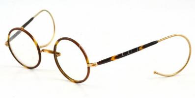 Régi rugós szárú szemüveg, egyik lencséje hiányzik, régi jelzett tokban, h: 11 cm