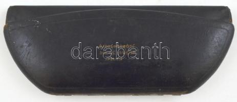 Régi rugós szárú szemüveg, egyik lencséje hiányzik, régi jelzett tokban, h: 11 cm