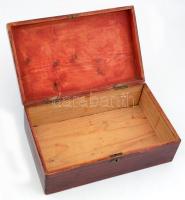 Vörösre festett fa doboz, kulcs nélkül, kissé kopottas állapotban, 18x30x10,5 cm