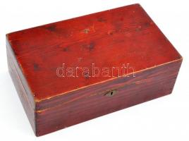 Vörösre festett fa doboz, kulcs nélkül, kissé kopottas állapotban, 18x30x10,5 cm