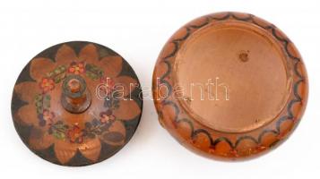 Népi mintájú festett fa doboz, olvashatatlan felirattal, kopottas állapotban, a fedél alján dátumozá...