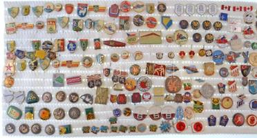 ~200db-os jelvénytétel, nagyrészt európai sportjelvények T:vegyes
~200pcs badge-stuff, most of Euro...