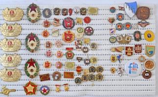 ~80db-os jelvénytétel, nagyrészt magyar szocialista jelvények T:vegyes
~80pcs badge-stuff, most of ...