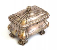 Ezüst(Ag) virágos dobozka, jelzett, 12×7,5×11 cm, nettó: 159,2 g