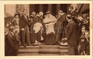 1216-1916 Budapest XIV. A bíboros Hercegprímás, Dr. Csernoch János távozása a Rózsafüzér királynéja templom megáldása után október 3-án. Herbst műnyomása