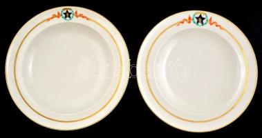 1952 Herendi porcelán tányér mély és lapos Rákosi címerrel. Feltehetően gyártás előtti egyedi mintadarabok. Kézzel festett. Egyiken benyomott jelzéssel, kopással d:25,5 cm