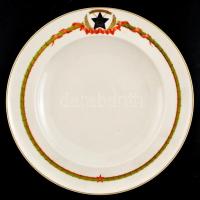 1952 Herendi porcelán lapos tányér Rákosi címerrel. Feltehetően gyártás előtti egyedi mintadarab a festő nevével: Gazder Antal 1952.. Kézzel festett. Benyomott jelzéssel, kopással d:25,5 cm