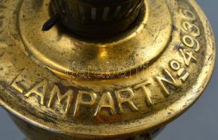 Lampart régi petróleumlámpa, fém-üveg testtel, jelzett, kis csorbával m: 24 cm