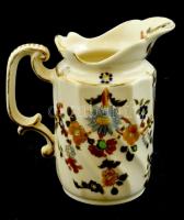 cca 1890 Zsolnay virágmintás kiöntő. Jelzett családi címerrel. Enyhén javított, kis lepattanással. 1...