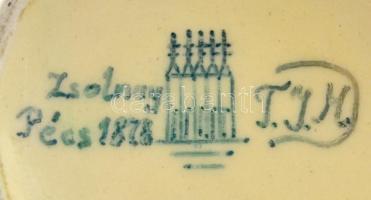 cca 1890 Zsolnay virágmintás kiöntő. Jelzett családi címerrel. Enyhén javított, kis lepattanással. 1...