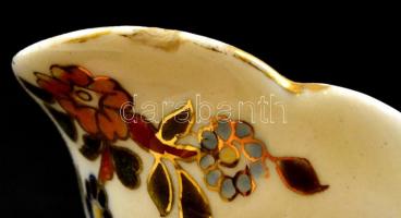 cca 1890 Zsolnay virágmintás kiöntő. Jelzett családi címerrel. Enyhén javított, kis lepattanással. 1...