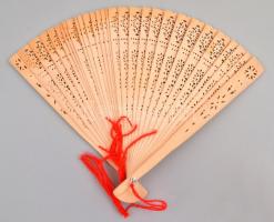 Vegyes bolha tétel: fa legyező tokban, szakadt damillal, fa evőpálcák eredeti dobozában, porcelán fi...