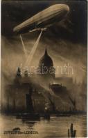 Zeppelin über London / Zeppelin airship over London (EK)