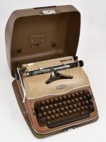 cca 1970 Triumph Perfekt írógép, eredeti tokjában, kissé kopott/  Typewriter in original box, with some wear 34x33x16cm