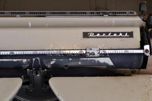 cca 1970 Triumph Perfekt írógép, eredeti tokjában, kissé kopott/ 
Typewriter in original box, with ...