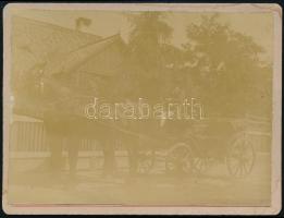 cca 1910 Bethlen (Beclean, Bethlensdorf), Erdély, fogat a paplak előtt, kartonra ragasztott fotó, 8,3×11,5 cm